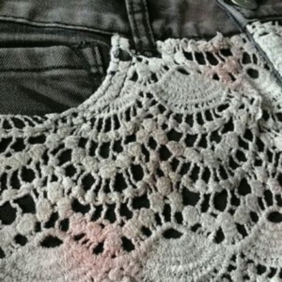 Crochet detail denim shorts - Picture 4 of 4